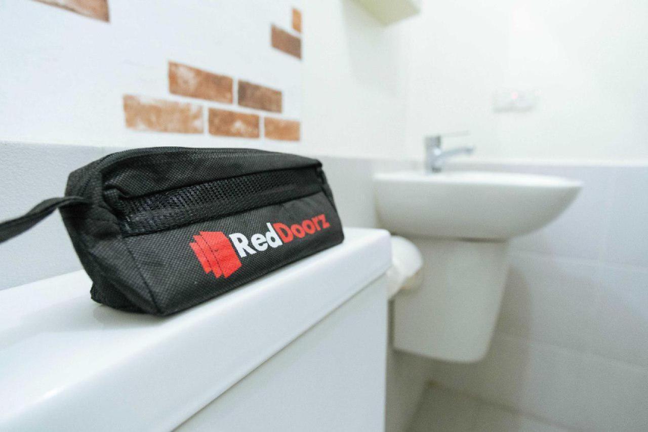 Reddoorz Plus Near Jakarta Kota Station Exterior foto