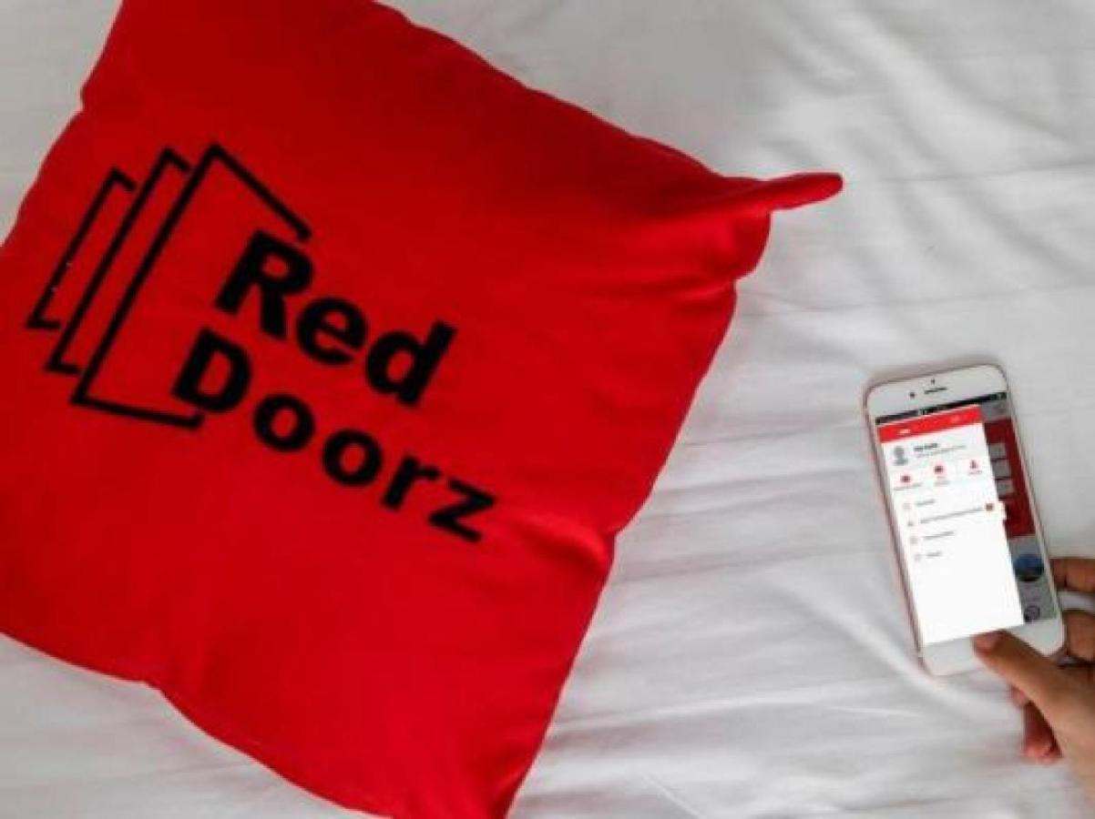 Reddoorz Plus Near Jakarta Kota Station Exterior foto